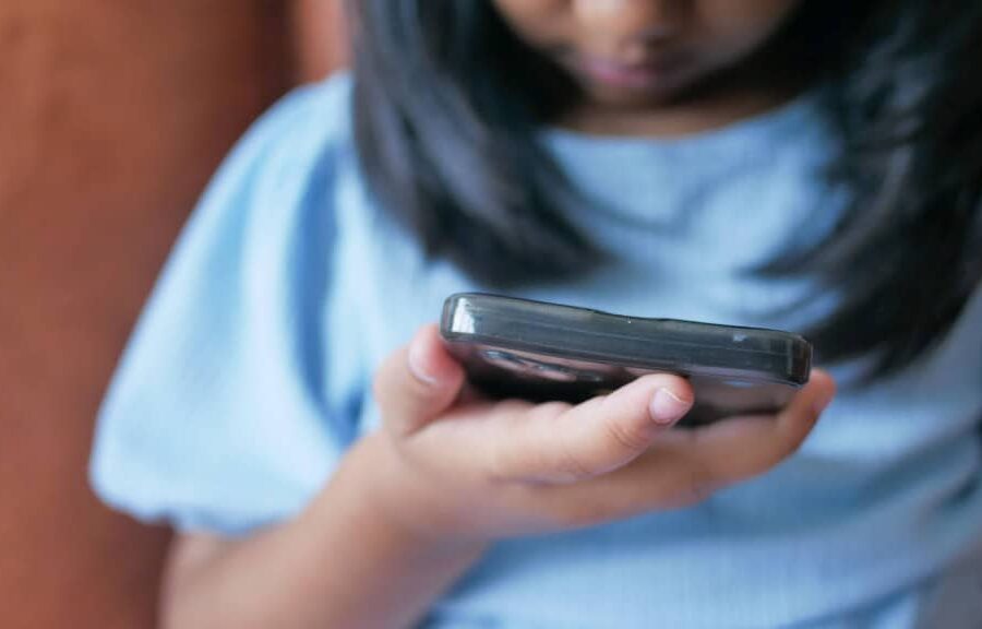 Destaque Crianca usando celular 1024×576 1