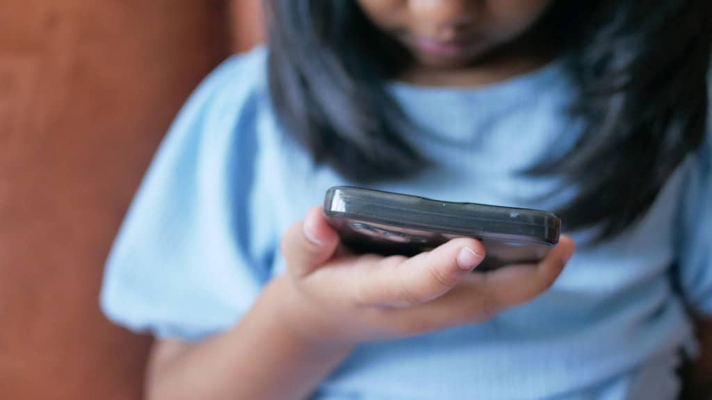 Destaque Crianca usando celular 1024×576 1