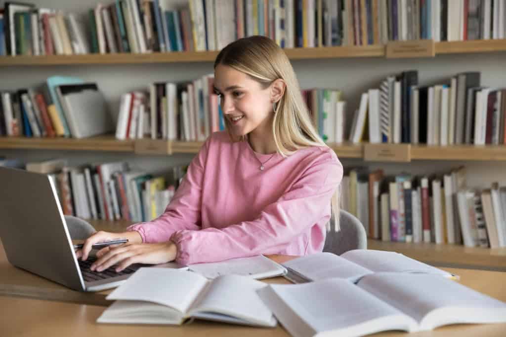 Menina estudando 1024×683 1