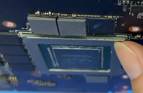 19 oszusci stworzyli wyjatkowo bezczelna podrobke geforce a rtx 4090 rdzen zastapili zwyklym kawalkiem plastiku 1