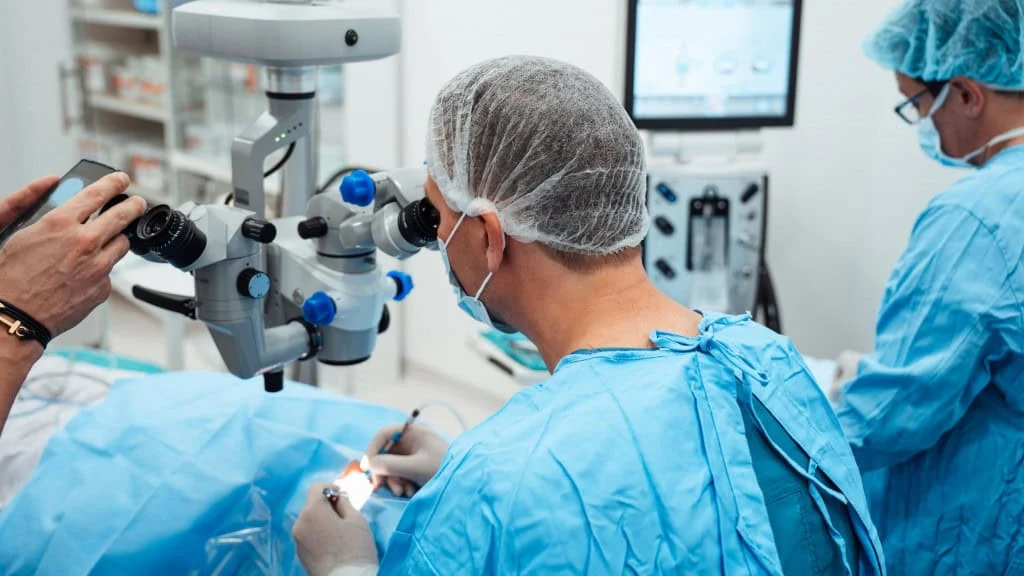 Cirurgia no olho 1024×576 1