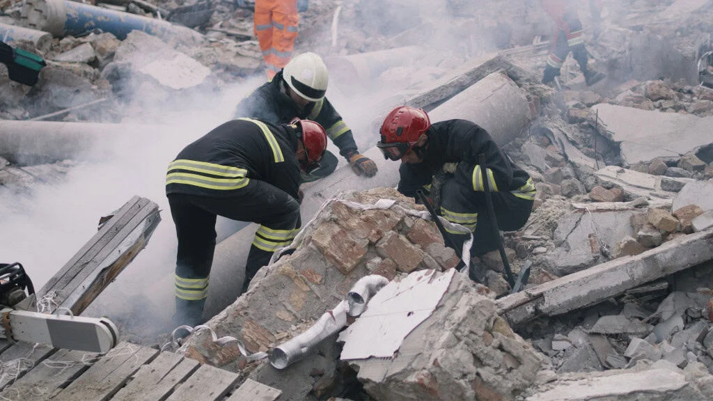 Destaque Bombeiros em escombros apos terremoto 1024×576 1
