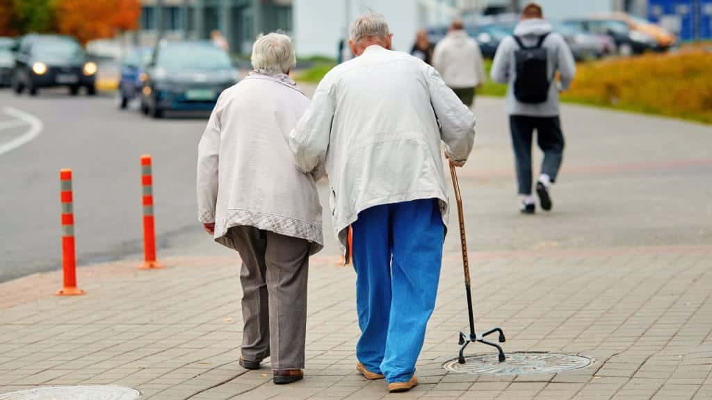 Destaque Idosos andando 1024×576 1