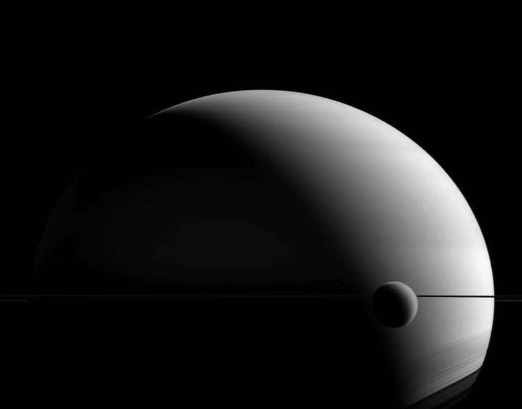Tit em frente de Saturno