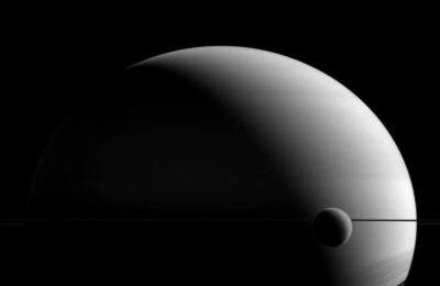 Tit em frente de Saturno