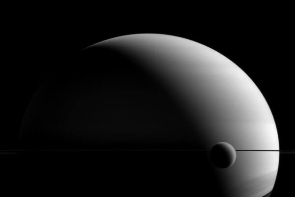 Tit em frente de Saturno