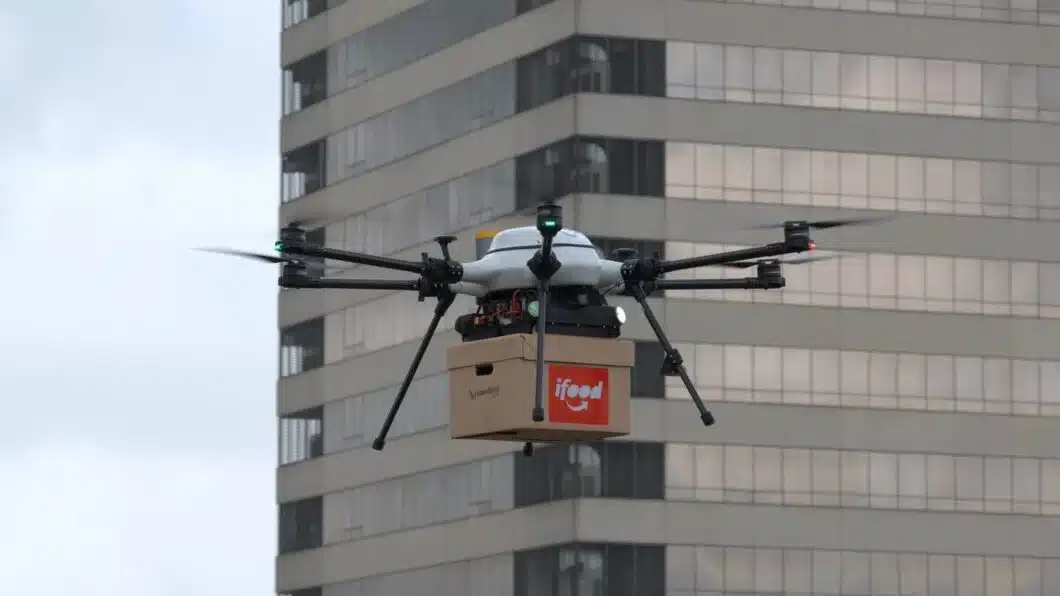 Drone com caixa acoplada destacado edited 1060×596 1