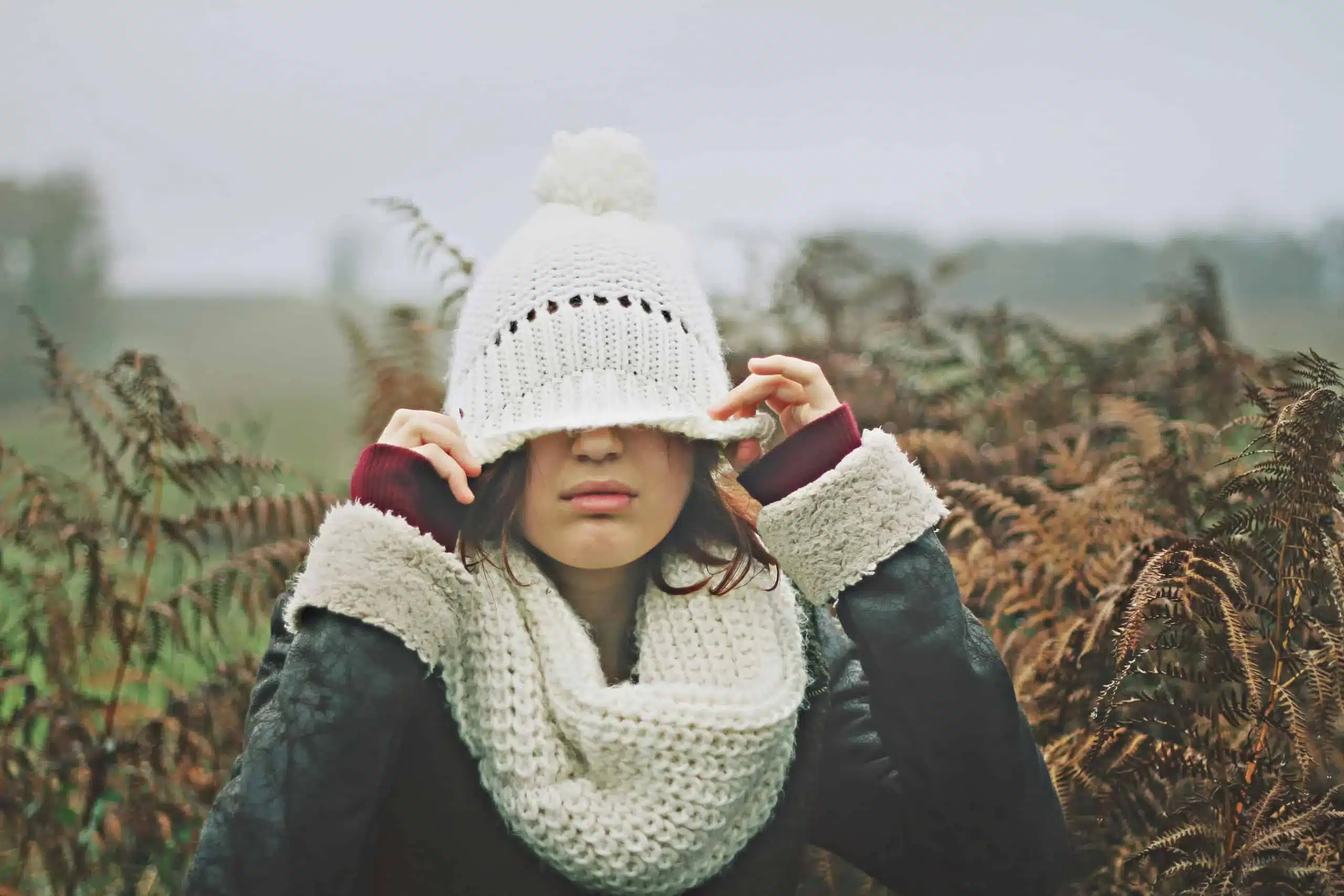 Mulher numa zona de serra com muito frio roupas scaled 1