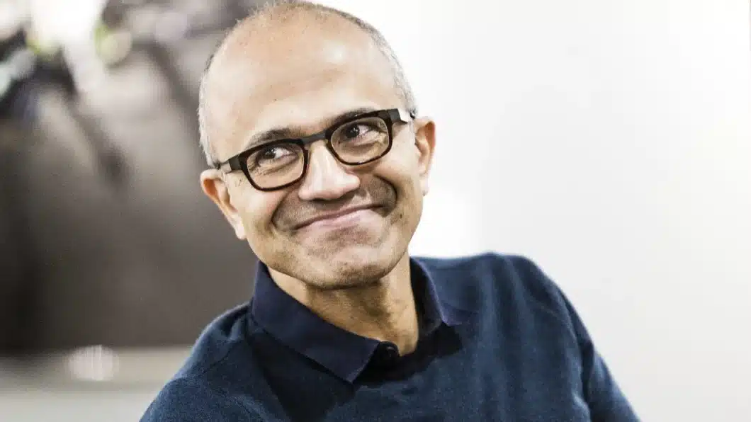 Satya nadella sorrindo edited 1060×596 1