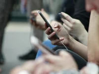 Smartphone pessoas redes sociais robin worrall edited