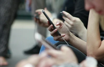 Smartphone pessoas redes sociais robin worrall edited