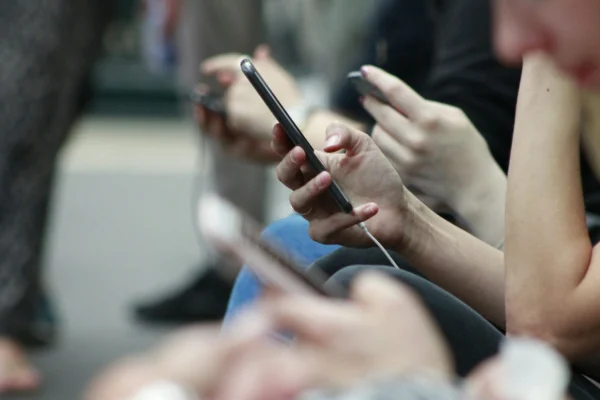 Smartphone pessoas redes sociais robin worrall edited