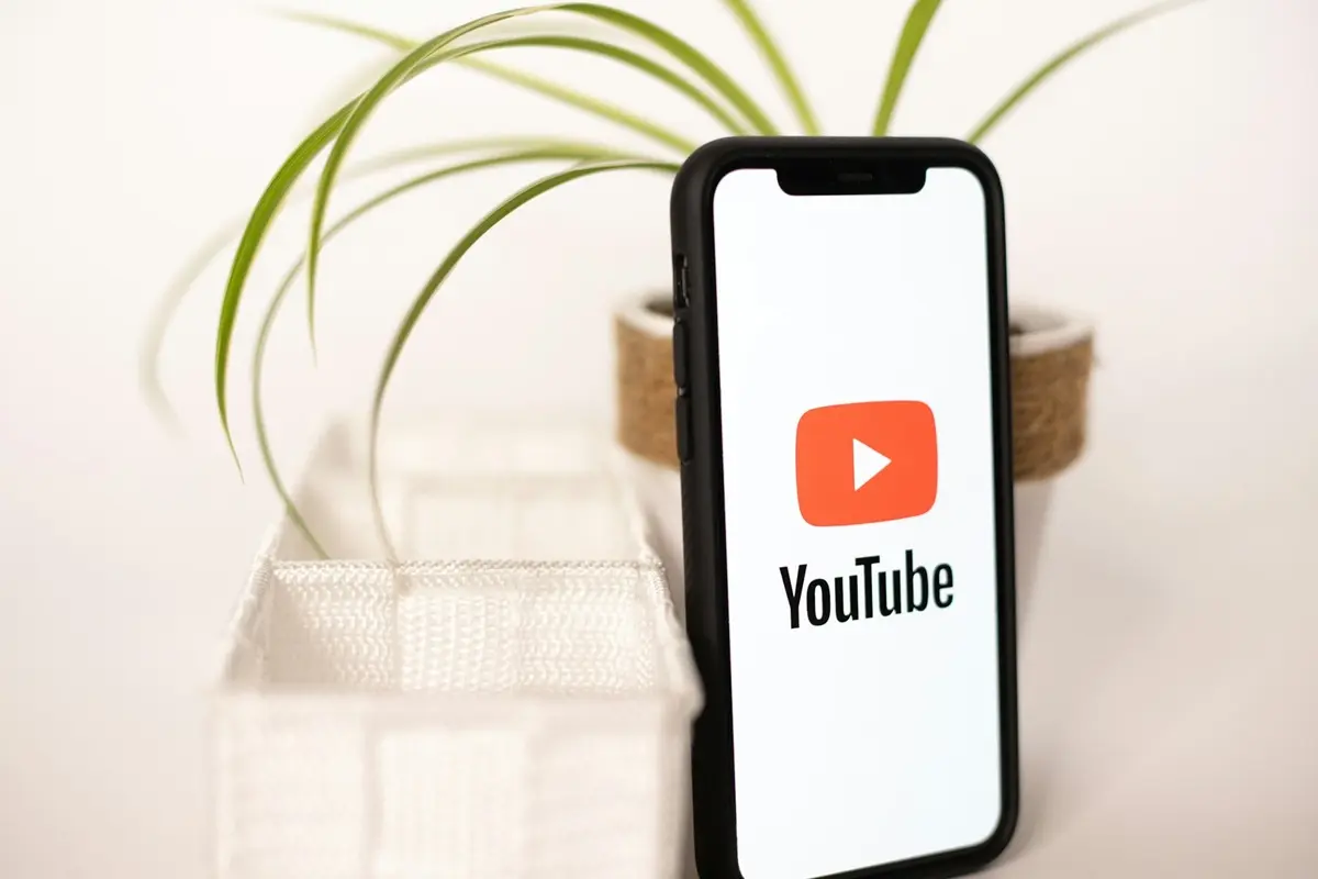 Youtube aperta cerco contra ia slop e criadores sem rosto podem pagar o preco 2
