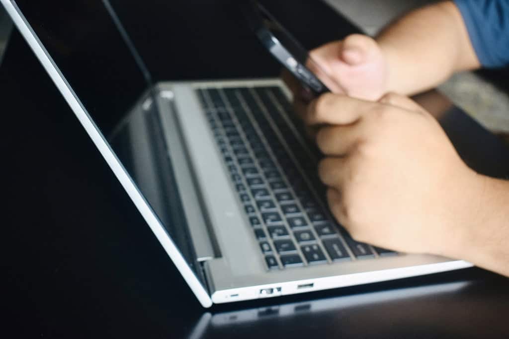 Usuario celular notebook verificando falha servico online 1024×683 1